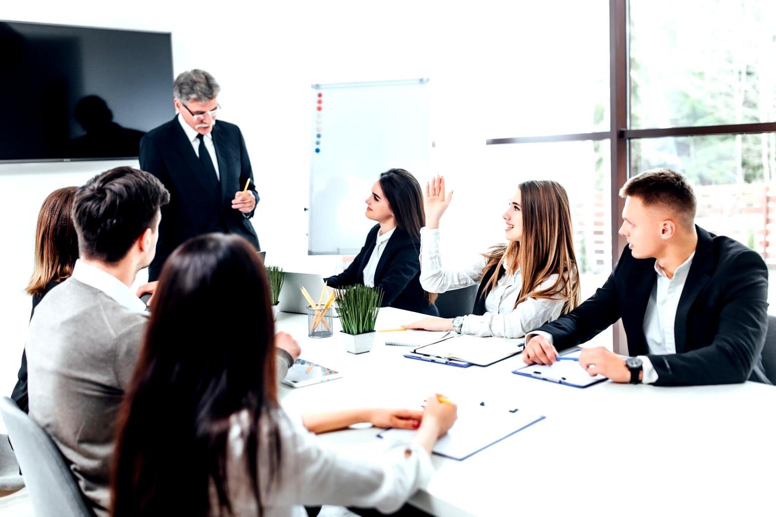 Séance de relaxation musculaire progressive dans un environnement calme et apaisant