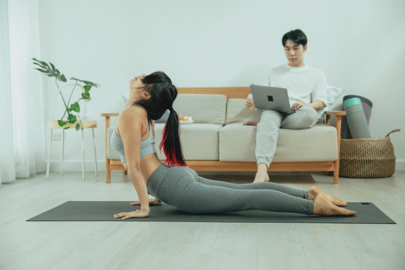 Personne pratiquant la relaxation dans un environnement calme